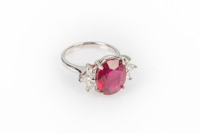 Bague en or gris sertie d'un rubis ovale...