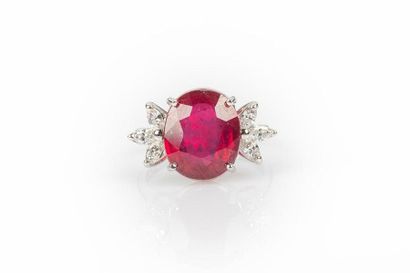 Bague en or gris sertie d'un rubis ovale...