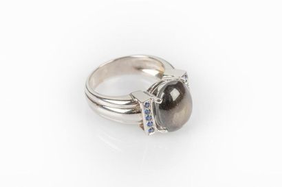 Bague jonc en or gris sertie d'un saphir...