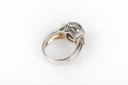 Bague jonc en or gris sertie d'un saphir...