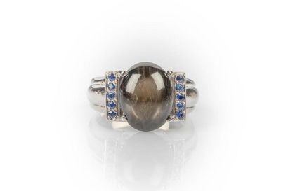 Bague jonc en or gris sertie d'un saphir...