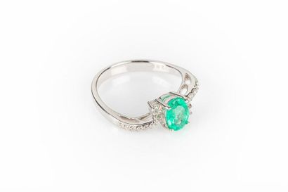 Bague en or gris sertie d'une émeraude ovale...