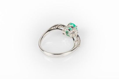 Bague en or gris sertie d'une émeraude ovale...