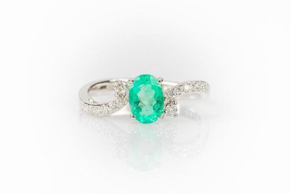 Bague en or gris sertie d'une émeraude ovale...
