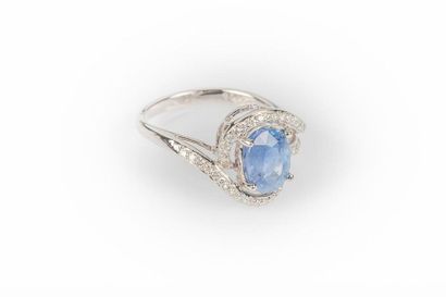 Bague en or gris sertie d'un saphir ovale...