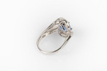 Bague en or gris sertie d'un saphir ovale...