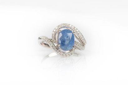 Bague en or gris sertie d'un saphir ovale...