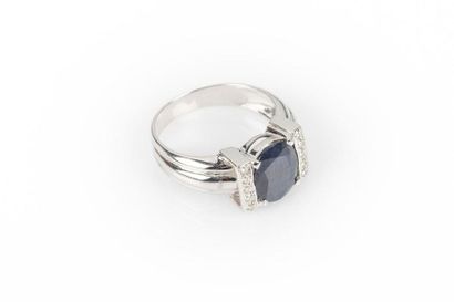 Bague en or gris sertie d'un saphir ovale...