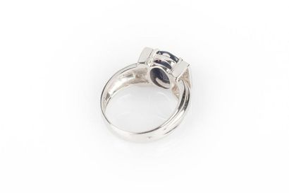 Bague en or gris sertie d'un saphir ovale...
