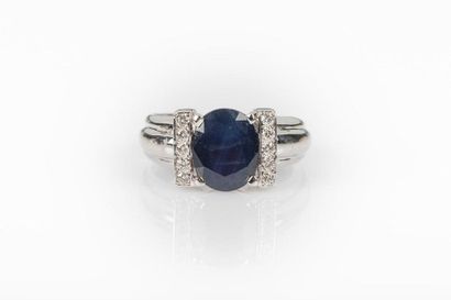 Bague en or gris sertie d'un saphir ovale...