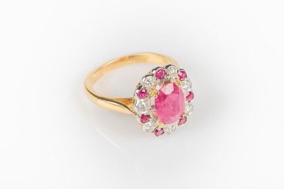 Bague en or deux tons sertie d'un rubis ovale...