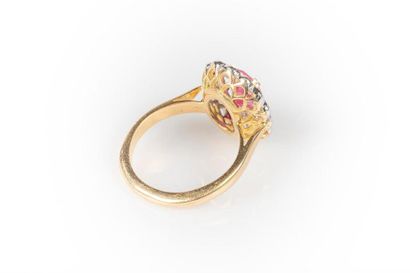 Bague en or deux tons sertie d'un rubis ovale...