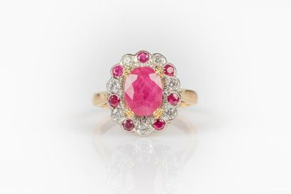 Bague en or deux tons sertie d'un rubis ovale...