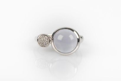 Bague en or gris ornée d'une calcédoine teinté...