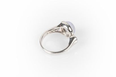 Bague en or gris ornée d'une calcédoine teinté...