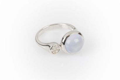 Bague en or gris ornée d'une calcédoine teinté...