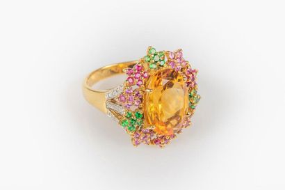 Bague en or sertie d'une citrine ovale pesant...