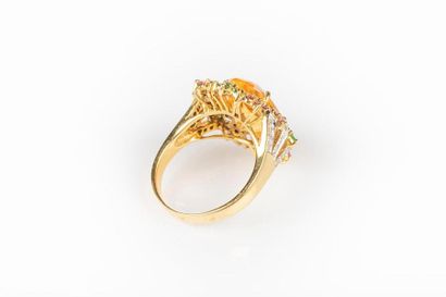 Bague en or sertie d'une citrine ovale pesant...