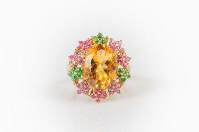 Bague en or sertie d'une citrine ovale pesant...