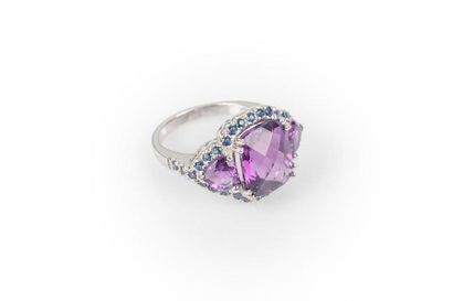 Bague en or gris sertie d'une améthyste coussin...