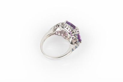 Bague en or gris sertie d'une améthyste coussin...