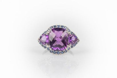Bague en or gris sertie d'une améthyste coussin...