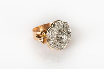 Importante bague fleur en or rose et platine,...