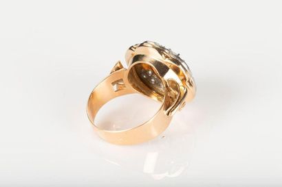 Importante bague fleur en or rose et platine,...