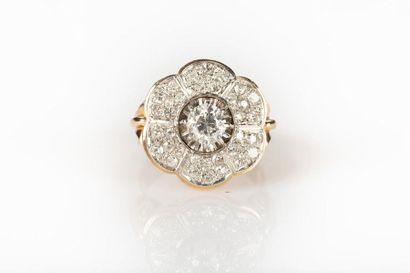 Importante bague fleur en or rose et platine,...