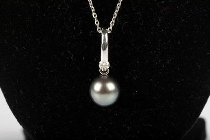 Pendentif en or gris serti d'une perle de...