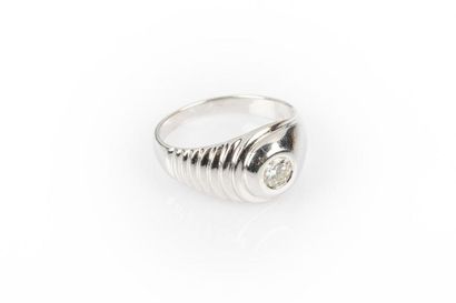 Bague jonc en or gris sertie d'un diamant...