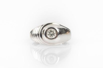 Bague jonc en or gris sertie d'un diamant...