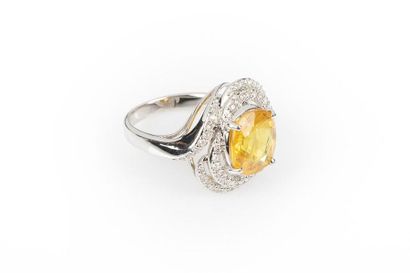 Bague en or gris sertie d'un saphir jaune...