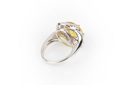Bague en or gris sertie d'un saphir jaune...