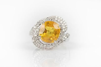 Bague en or gris sertie d'un saphir jaune...