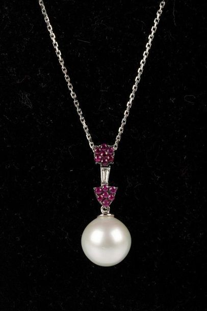 Pendentif en or gris serti d'une perle de...