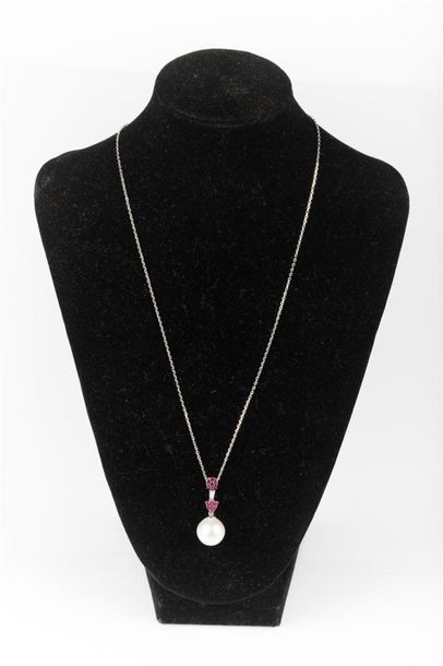Pendentif en or gris serti d'une perle de...