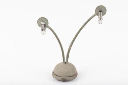 Paire de boucles d'oreilles en or gris serties...