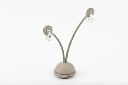 Paire de boucles d'oreilles en or gris serties...