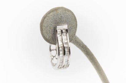 Paire de boucles d'oreilles en or gris serties...