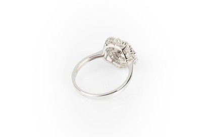 Bague en or gris sertie en son centre d'un...