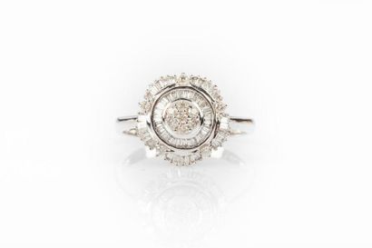 Bague en or gris sertie en son centre d'un...