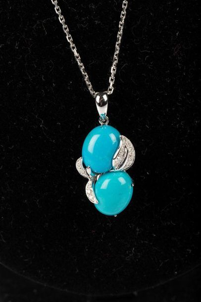 Pendentif en or gris serti de deux turquoises...