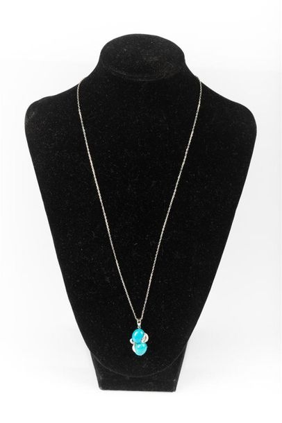 Pendentif en or gris serti de deux turquoises...