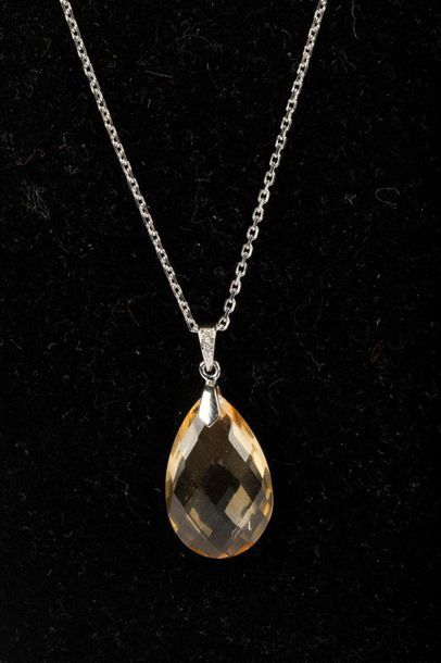 Pendentif en or gris sertie d'une citrine...
