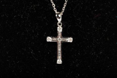 Pendentif croix en or gris serti de diamants,...