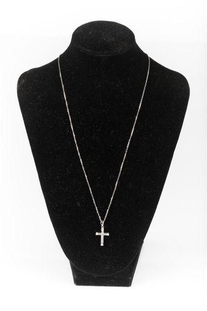 Pendentif croix en or gris serti de diamants,...