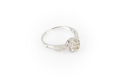 Bague en or gris ornée d'un motif rond pavé...