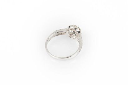 Bague en or gris ornée d'un motif rond pavé...