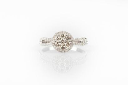Bague en or gris ornée d'un motif rond pavé...